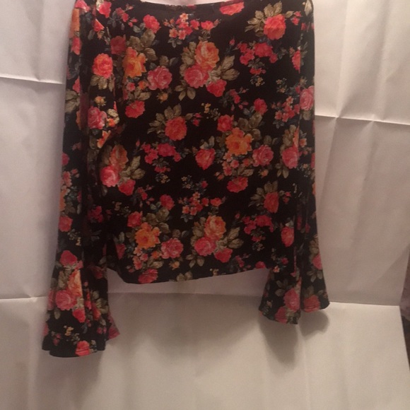 Step out of winter into spring with a Vintage blouse that has a flower print - Picture 2 of 3